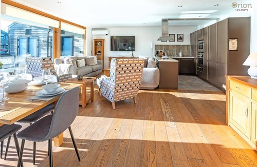 South Cerney House | Waters Edge 16, Heron Lodge - Lakeside Holiday Home, Hot Tub, Sleeps 8