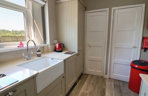 Lockerbie Cottage | WATERSIDE LODGE, pet friendly, country holiday cottage in Annan