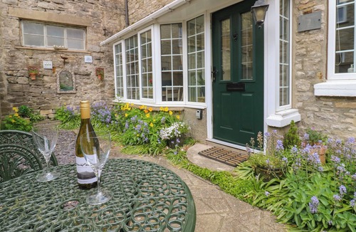 Middleham Cottage | WEDGEWOOD COTTAGE, pet friendly, with open fire in Middleham