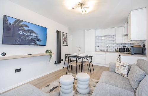 Alibon Apartment | Well presented and stylish 2 bedroom apartment close to Station. Free Parking!