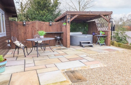 Scawton Cottage | WESTFIELD LODGE, romantic, with hot tub in Sheriff Hutton