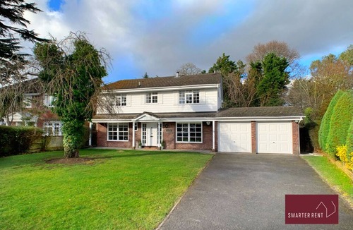 Elmbridge House | Weybridge - 4 Bedroom House - Garden & Driveway