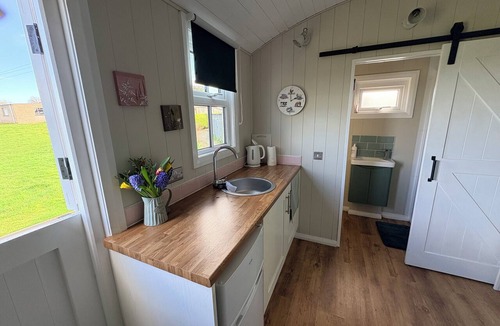 Bellaghy Cabin | Whitethorn is a charming Shepherds Hut with private hot tub