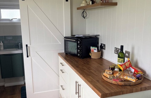Bellaghy Cabin | Whitethorn is a charming Shepherds Hut with private hot tub