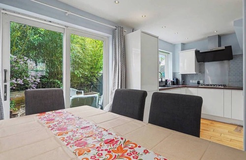 Evelyn House | Whole 3-Bedroom Townhouse with Private Garden · Sleeps 7 · 2 Bathrooms