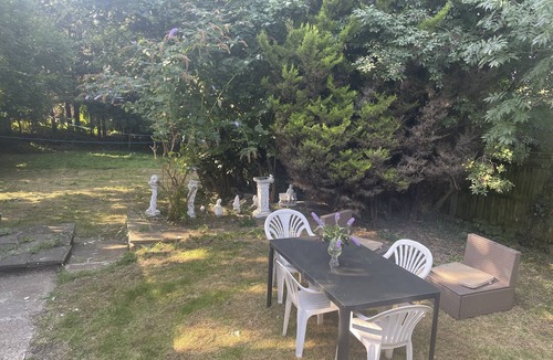 Cray Valley East House | Whole house cottage with parking and huge garden