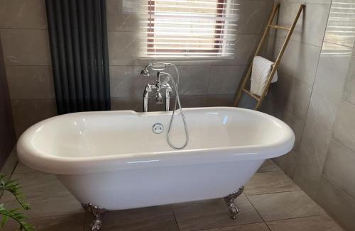 Storwood Villa | Wild Oats Lodge 16 - Yellowtop Country Park - Hot Tub - Yorkshire