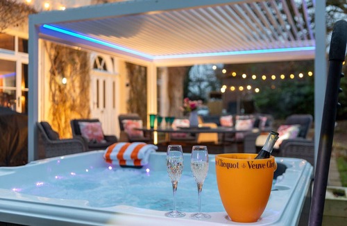 Bromsash House | Willow House looks across the Wye Valley towards the Brecon Beacons and the Forest of Dean. It’s a remarkable spot for a rather remarkable house that can be yours for a week or a weekend away.