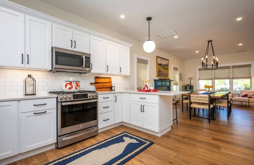 Arundel Cottage | Windswept cottage, heated pools, 15 Mins to beaches, Hiking Trails, & game room