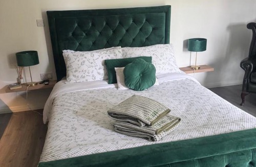 Londonderry Apartment | Woodland lodge green room
