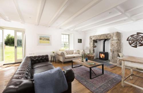 St Ives House | Worvas Counthouse - Country Cottage - Hot Tub - Pet Friendly