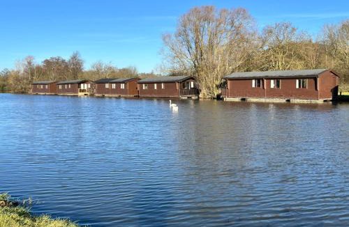 Magherafelt Boat Rental | Wroxham Broads Lodge Houseboat