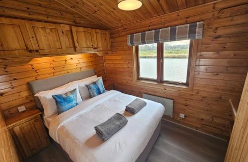 Magherafelt Boat Rental | Wroxham Broads Lodge Houseboat