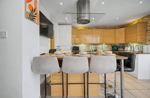 Adamsdown House | Y Ddraig Suite by NextStep Stays - City Centre - Sleeps 8 - Free Parking