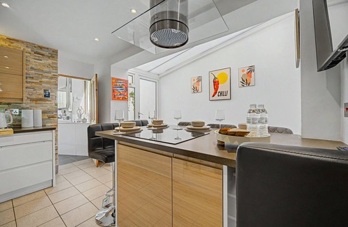 Adamsdown House | Y Ddraig Suite by NextStep Stays - City Centre - Sleeps 8 - Free Parking