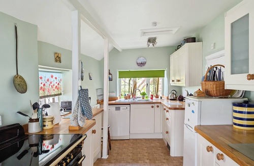 Niton Cottage | Ye Olde Cottage - a cottage that sleeps 6 guests in 3 bedrooms