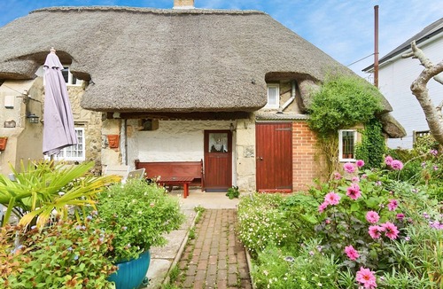 Niton Cottage | Ye Olde Cottage - a cottage that sleeps 6 guests in 3 bedrooms