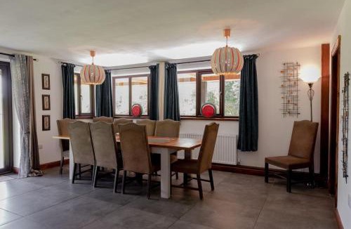 Storwood Villa | Yellowrush Lodge - Yellowtop Country Park - Hot Tub - Yorkshire