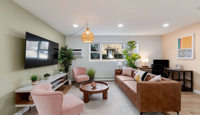 1 Free Parking, Workdesk with Monitor, Sleeps 4! in Lombard
