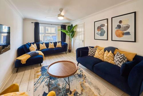 #121 Two Beautiful cottages in Cornwall - sleeps 14 - Perfect for Contractors and Families- - Free parking