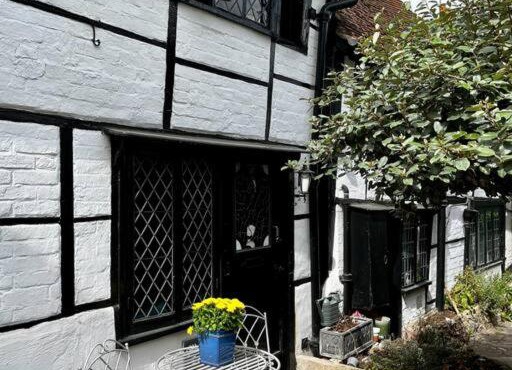 15th century tiny character cottage-Henley centre