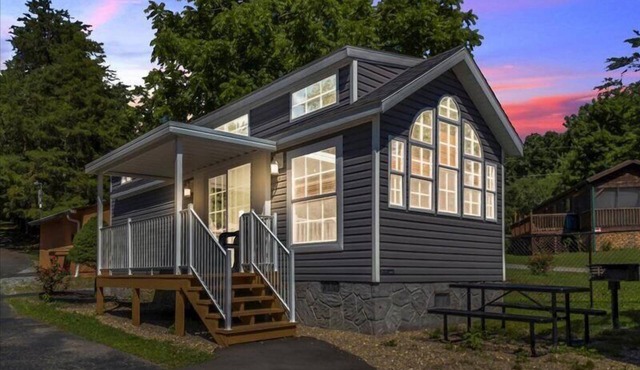 1BR Cottage Retreat with Loft near Dollywood in Pigeon Forge