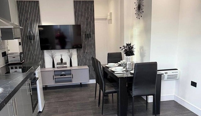 2 Bed Apartment Sleeps 4 - Free Parking, Near o2