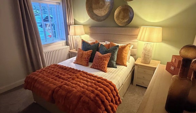 2 Bed Cottage - Sleeps 4 - Parking - Wifi