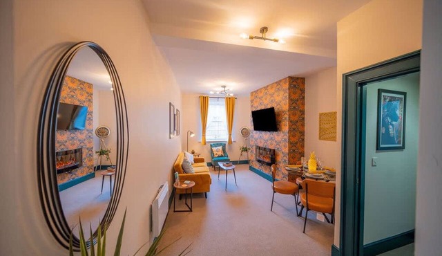 2 Bed Refurbished apartment Parking Pet Friendly