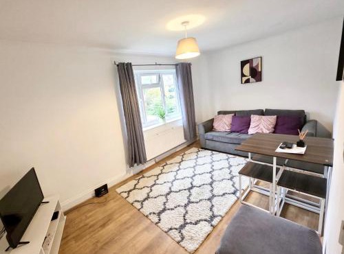 2 Bed Spacious Apartment, Sleeps 4, Free Wifi, Free Parking, Amenities Nearby, Good Transport Links Nearby, Contractors and Holidays in Harlow