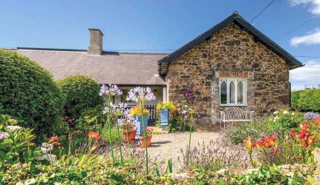 2 bedroom accommodation in Llandwrog