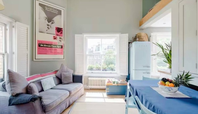 2 Bedroom Apt + Roof Garden, Sleeps 5. Double height, triple aspect sitting-room