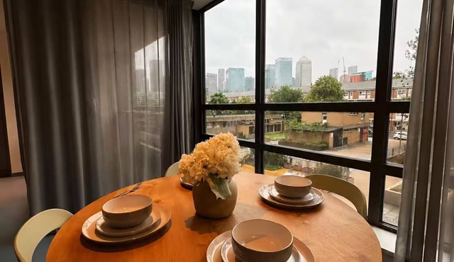 2 Bedroom Flat, 1 Bathroom, furnished living room.