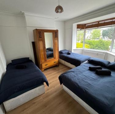 2 Iveragh Road - Family room 1