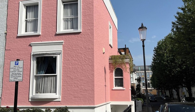 2 single or 1 King bed in Notting Hill. Super location for sightseeing London