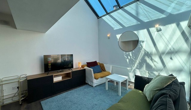 2BDR 2BA Upside Down House with Sunny Balcony
