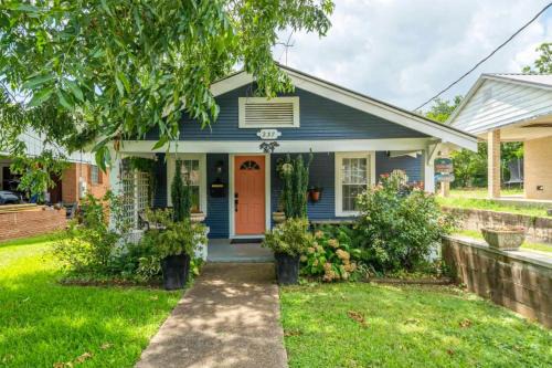 2BR Charming Cottage Mins From Oaklawn Race Track in Hot Springs