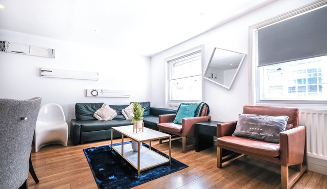 3 bedroom, modernized charm. 2min Tube distance. Prime London stay.