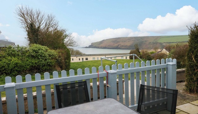 3 DEVON COURT, family friendly, with a garden in Freshwater East