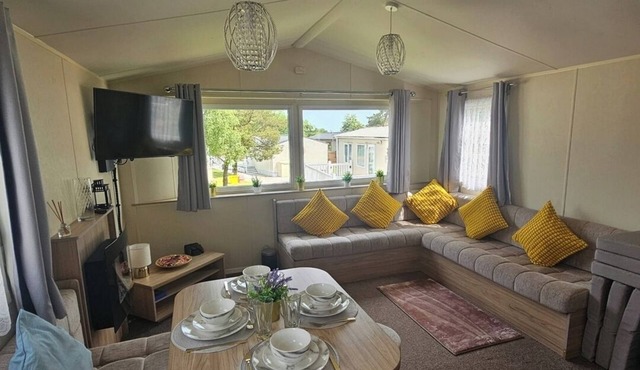 3BR Countryside Caravan up to 7 Guests