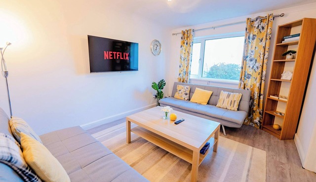 3BR House with Games Room & Free Parking