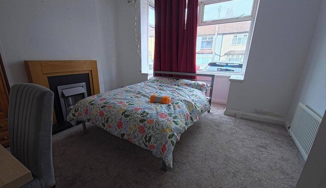 4 Bed House Sleeps 7 with Garden and Parking