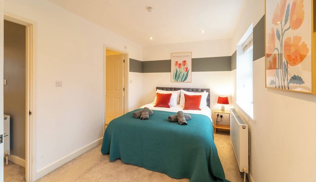 4 Bed House - Cheltenham & Gloucester - Sleeps 8