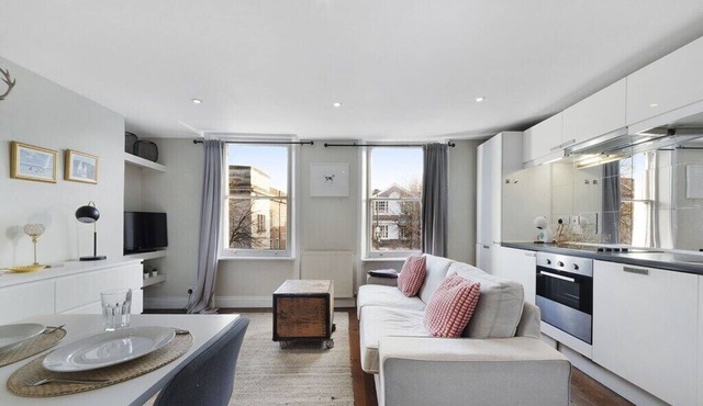 4 Bedroom and Living Room Apartment With 2 Terraces and Over 2 Floors