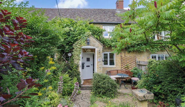 4 LANSDOWN COTTAGES, pet friendly in Bourton-On-The-Water
