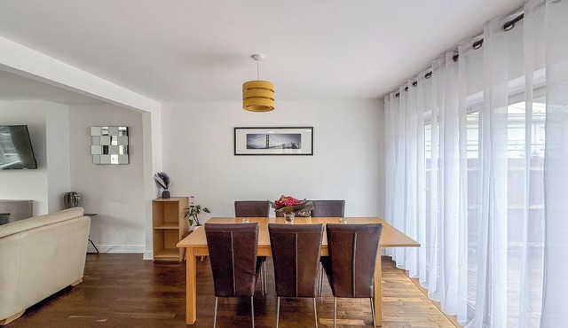 4Bed Contractor Ready & Family Retreat -Private Parking plus Garden