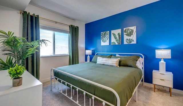 4th Fl Corner Unit w/Hot tubs, Gym, & Clubhouse in Draper