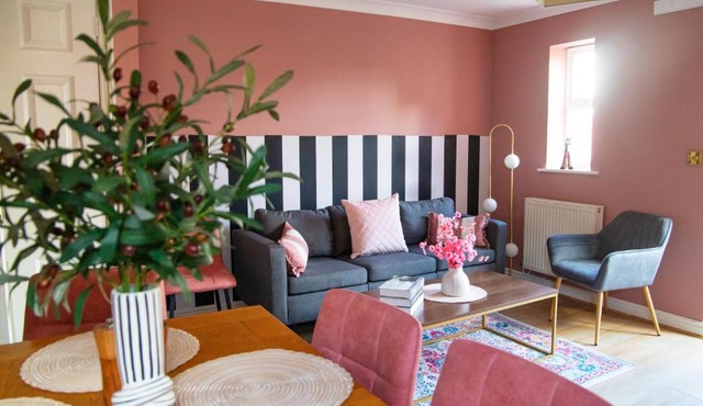 4x Bed Elegant Home with Parking