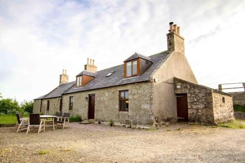5 Bed 2 Bath Cottage with HotTub & Sauna