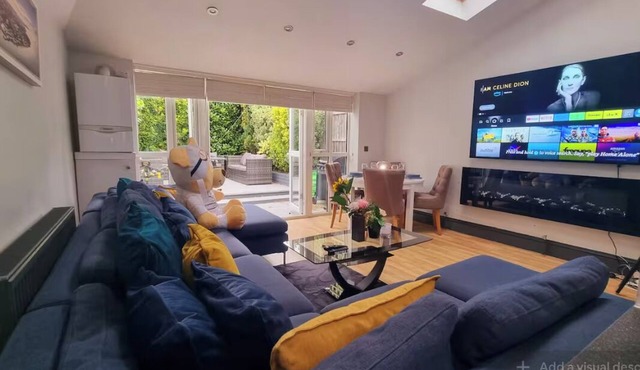5-Bed Home with Cinema, F1 Racing SIM, BBQ, Garden